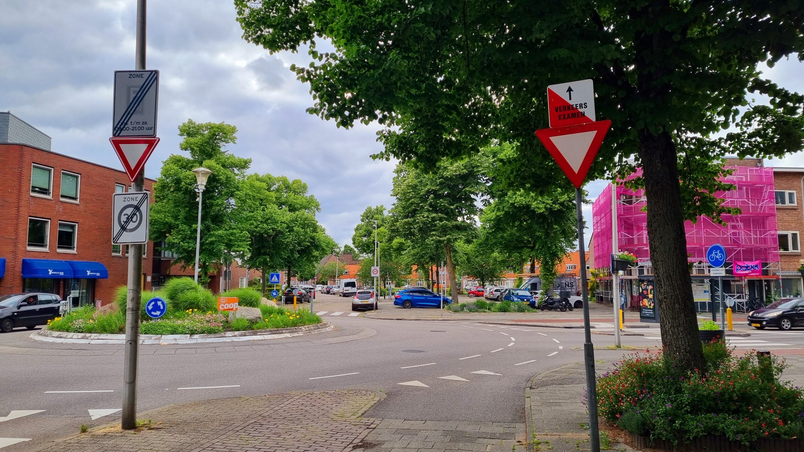 Routebord verkeersexamen Utrecht wijst rechtdoor bij een rotonde